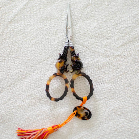 Ciseaux à Broder Sajou Modèle façon écaille avec Motif S